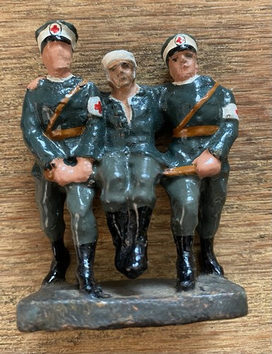 Zwei sanitäter tragen einen - sanitäter,