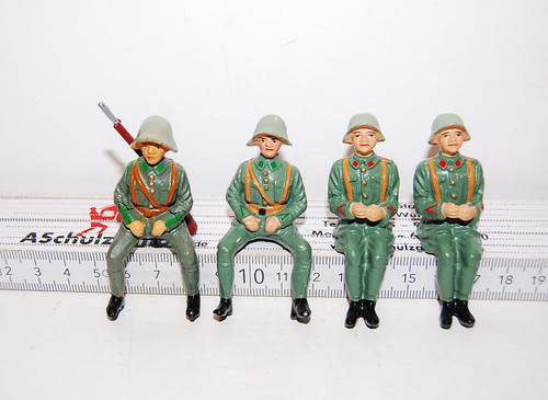 Konvolut sitzsoldaten zu - 4,